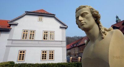 Eine Schillerbüste steht vor dem Schillerhaus in Rudolstadt: Der Dichter Friedrich Schiller hielt sich seit Mai 1788 in Rudolstadt auf. (FOTO: DPA)