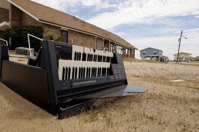 Eine Orgel wurde durch den Hurrikan «Ike» aus der Kirche in Crystal Beach, Texas, geschleudert. (Foto: dpa)