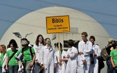 Mit Gasmasken und Schutzanzügen demonstrieren Greenpeace-Aktivisten am 24.04.2010 beim Kernkraftwerk in Biblis gegen Atomkraft. (FOTO: DPA)