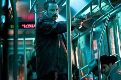 Der Entführer Ryder (John Travolta) bedroht im Kinofilm «Die Entführung der Pelhalm 123» Geiseln in der U-Bahn. (FOTO: Sonypictures/DPA)