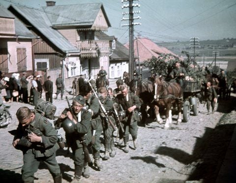 Das Archivfoto vom 24.06.1941 zeigt deutsche Infanteristen, die während des Ostfeldzugs der Deutschen im Zweiten Weltkrieg helfen, die schweren Gefechtsfahrzeuge ihrer Züge in der litauischen Ortschaft Vilkija bergauf zu ziehen. (FOTO: DPA)