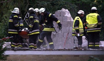 Einsatzkräfte der Feuerwehr bergen einen Verletzten. (ARCHIVFOTO: DPA)