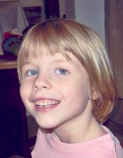 Das von der Polizei Leipzig veröffentlichte Foto zeigt das seit Montag (17.08.2008) in Leipzig vermisste achtjährige Mädchen Michelle. Michelle wird seit Montagnachmittag vermisst. Gegen 15.30 Uhr hatte die Achtjährige ihren Hort verlassen. Sie kam jedoch nicht in der elterlichen Wohnung an. Das Mädchen ist etwa 1,30 bis 1,35 Meter groß, trug hellblaue Jeans, ein gelbes T-Shirt, eine rosafarbene Jacke mit Kapuze, weiße Turnschuhe und hatte eine große pinkfarbene Tasche bei sich. (Foto: dpa)