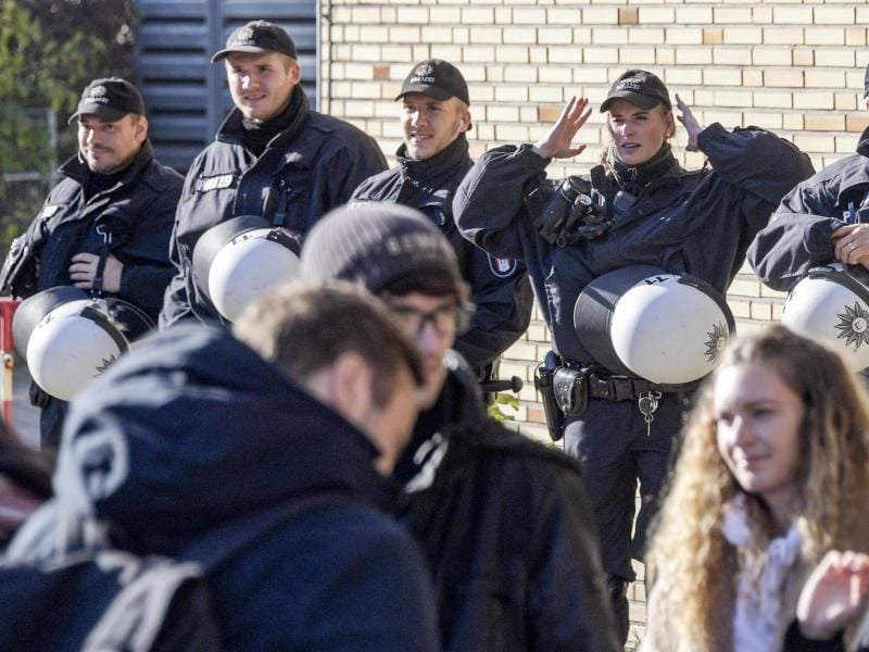 Polizisten überwachen vor der Vorlesung von AfD-Mitgründer Lucke den Hörsaal der Uni Hamburg. Foto: Axel Heimken/dpa/Archivbild
