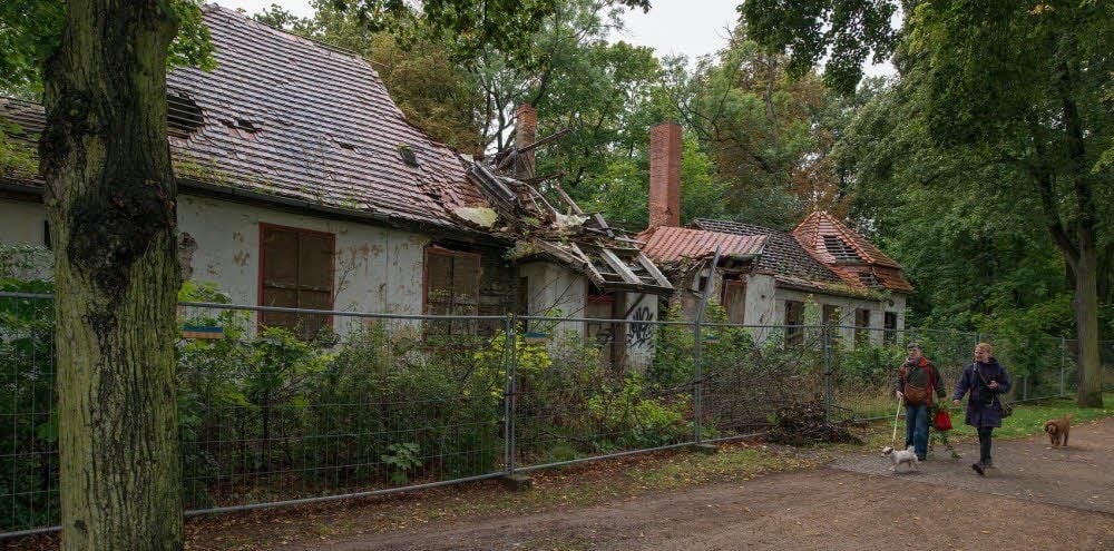 Blick auf die ehemalige Brühlgaststätte, die mittlerweile zur Ruine geworden ist.