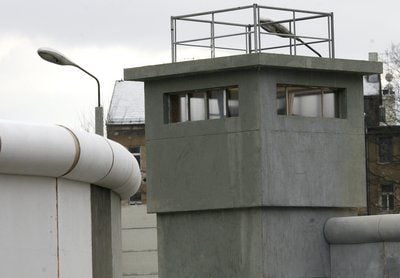 Für Dreharbeiten zum Film «Liebe Mauer» wird in der Innenstadt von Halle die Kulisse eines Teils der Berliner Mauer mit Nachbildungen von Wachtürmen errichtet. (FOTO: DPA)