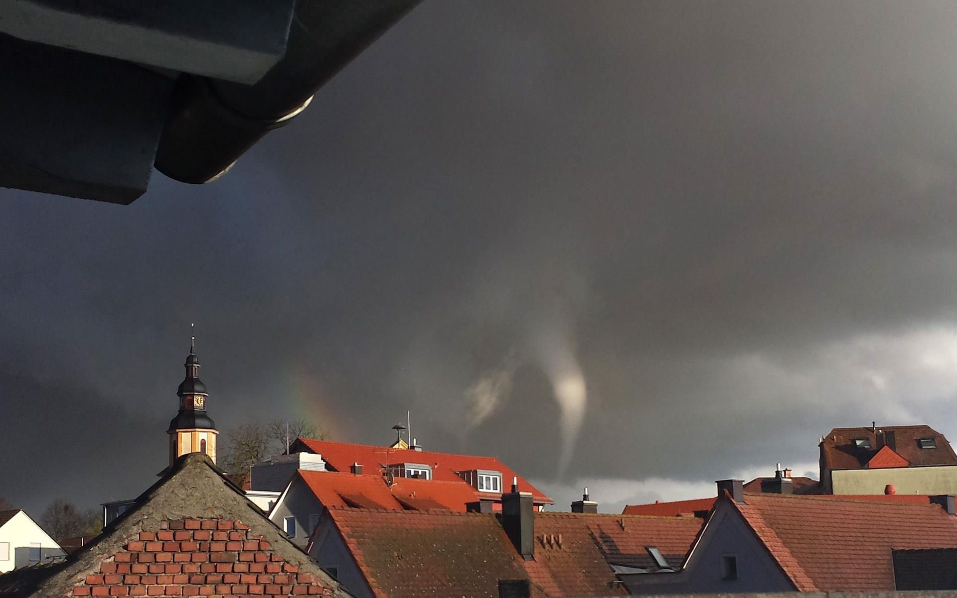Ein Tornado ist am späten Donnerstagnachmittag über den Dächern vorn Kürnach bei Würzburg (Bayern) zu sehen.