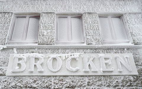 Der Schriftzug «Brocken» ist am Dienstag auf dem Bahnhof Brocken mit dicken Rauhreif überzogen. (FOTO: DAPD)