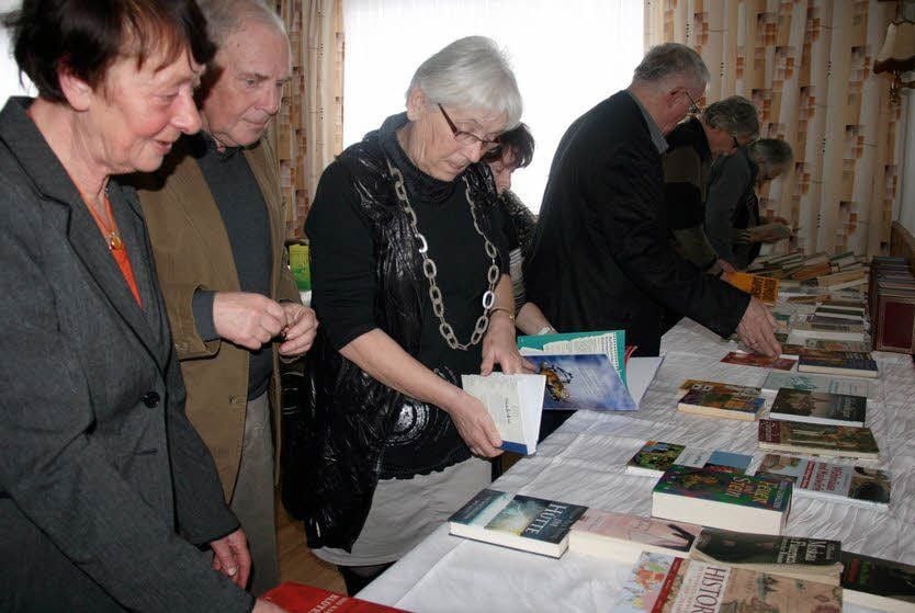 Reges Interesse gilt dem Büchertisch, auf dem die Besucher ihre mitgebrachten Werke ausgelegt haben, und die nun quasi getauscht werden.
