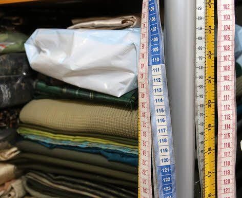 In den Regalen stapeln sich Stoffe in unterschiedlichsten Farben und Materialien.