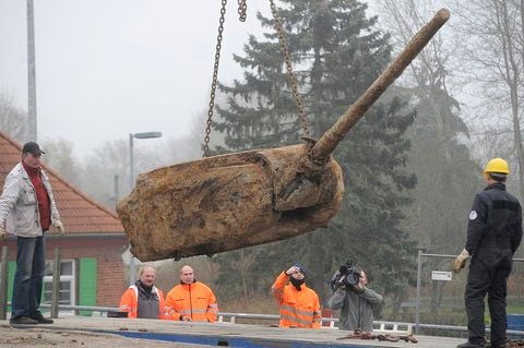 Bei Bauarbeiten an der Schleusenbrücke in Rostock sind Arbeiter am Mittwoch (16.11.11) auf Teile eines alten Panzers der Roten Armee gestossen. (FOTO: DPA)