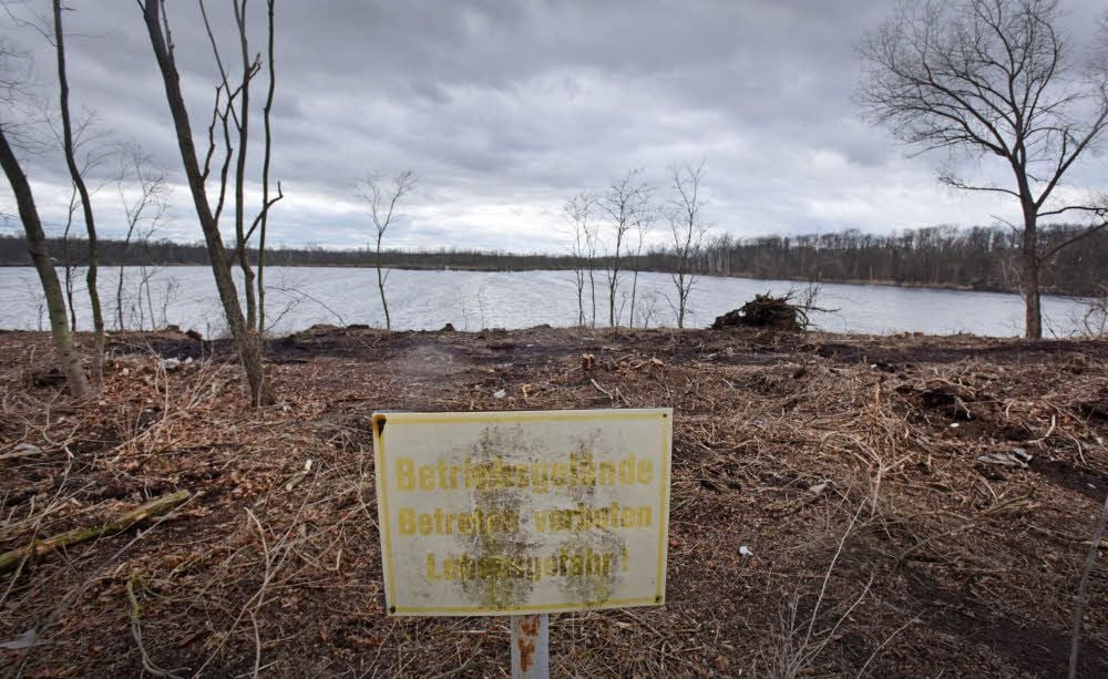 Schilder an der Böschung des Silbersees weisen die Bürger auf eventuelle Gefahren hin. Betreten verboten - das ist hier nicht nur so dahingesagt.