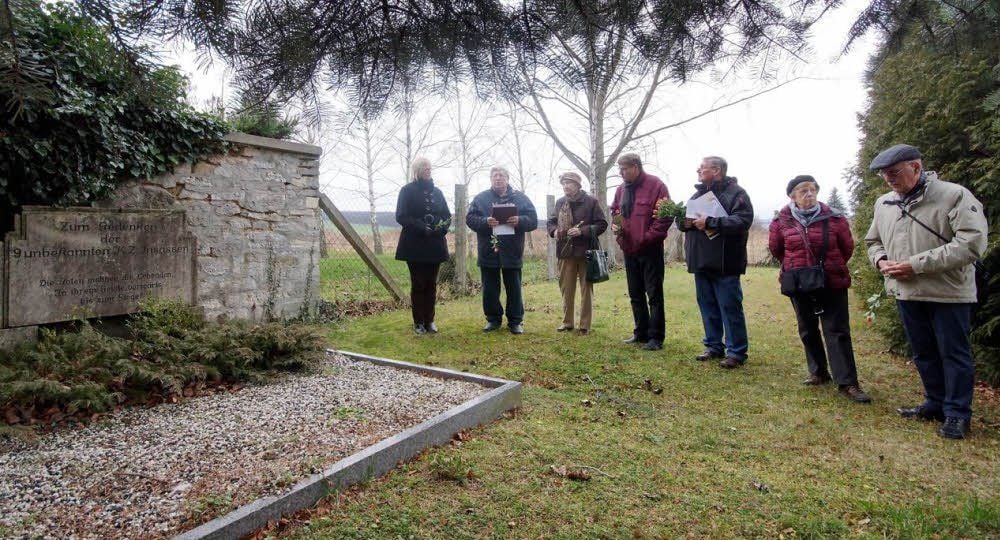 Einige Mitglieder der Interessengemeinschaft „IG Todesmarsch“, die die Spuren von Häftlingen des Konzentrationslagers Langenstein Zwieberge auf dem Todesmarsch verfolgen. Hier auf dem Friedhof in Ermsleben.