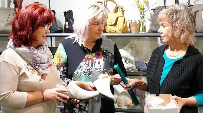 Roswitha Krenz (r.) kennt viele Kunden und berät sie gern.