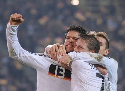 Der deutsche Nationalspieler Michael Ballack (l.) jubelt nach seinem Treffer zum 2:0 mit Miroslav Klose (r.) und Bastian Schweinsteiger. (Foto: dpa)