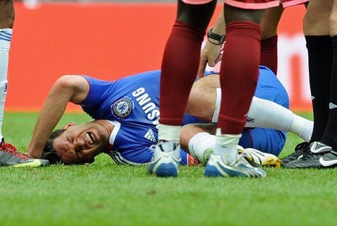 Michael Ballack liegt nach dem Foul von Boateng verletzt auf dem Platz. (FOTO: DPA)