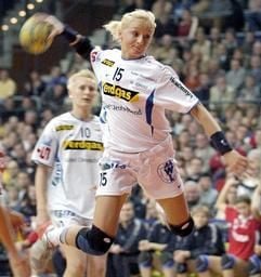 Ingrida Radzeviciute vom HC Leipzig wirft den Ball am Samstag (27.12.2003) im Spiel gegen Podravka Vegeta (Kroatien) während des "Handball Masters Leipzig" in der Arena Leipzig. (Foto: dpa)