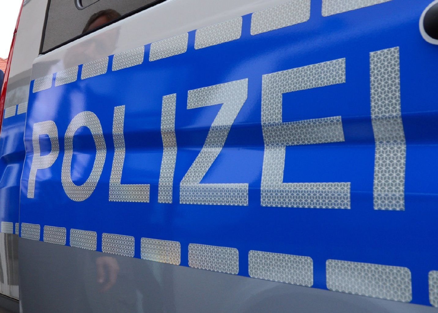 Schriftzug auf einem Polizei-Einsatzwagen