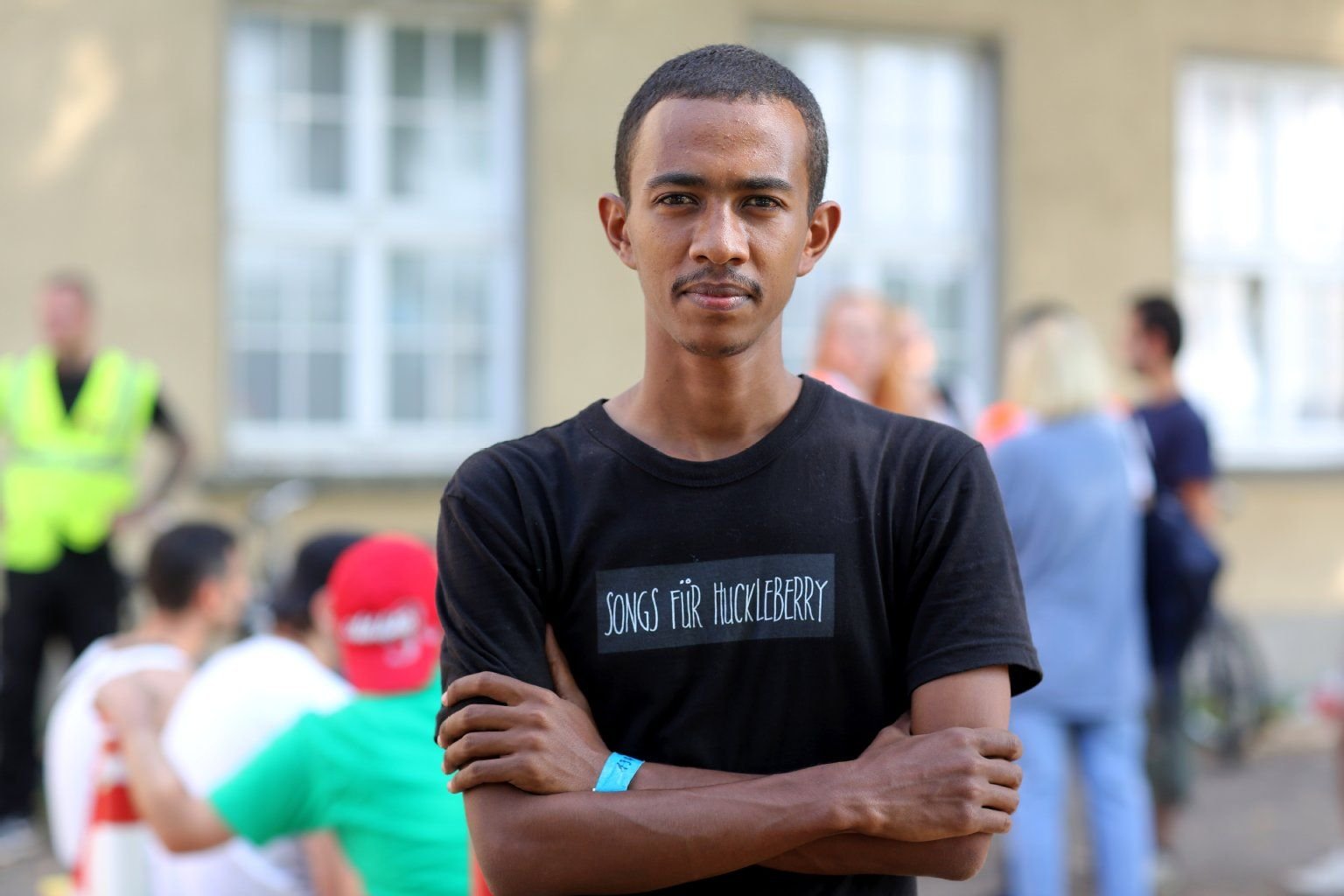 Emmanuel Aliemayo aus Eritrea steht vor der als Flüchtlingsunterkunft genutzten Ernst-Grube-Halle in Leipzig
