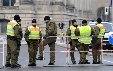 Die Berliner Polizisten müssen an ihrer Uniform Schilder mit ihrem Namen oder einer Nummer tragen. (FOTO: DPA/ARCHIV)