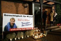 Bürger aus Uelzen gehen zu einem Dankesgottesdienst in die St. Petri Kirche. (Foto: ddp)