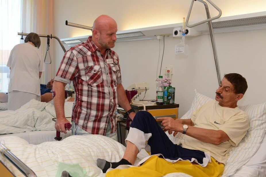 Als „Grüner Herr“ ist Klaus Schwarzer jeden Donnerstagvormittag in der Klinik für Gefäßchirurgie im Saale-Unstrut-Klinikum Naumburg anzutreffen, um Patienten aufzumuntern oder auch Fragen zu beantworten.