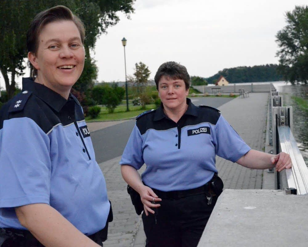 Claudia Künne (links) und Ina Lehmann fahren ständig Streife durch die betroffenen Gebiete.