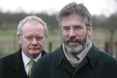 Sinn-Fein-Chefunterhändler Martin McGuinness (l., im Hintergrund), der selbst im Führungsrat der IRA sitzen soll, neben Sinn-Fein-Präsident Gerry Adams (Foto: dpa)