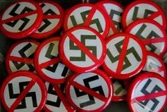 Anstecker mit einem durchgestrichenen Hakenkreuz.(Foto: ddp)