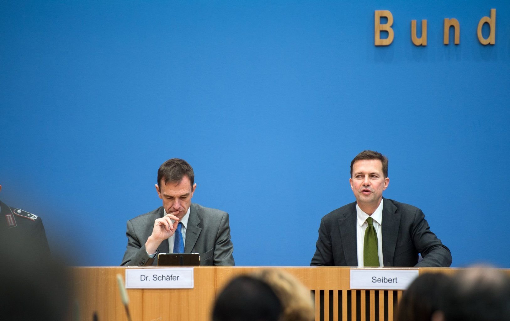 Steffen Seibert (r.), Sprecher der Bundesregierung, und Martin Schäfer, Sprecher des Auswärtigen Amts, bei der Bundespressekonferenz.