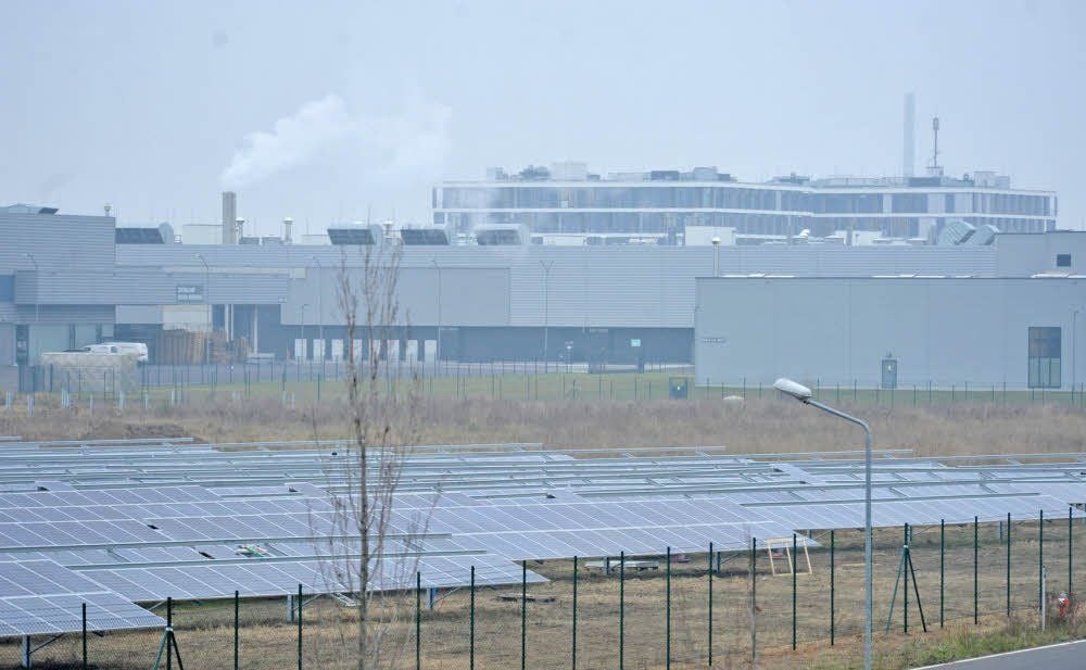 Das Unternehmen Hanwha Q-Cells errichtet im Solar Valley an der B 183 ein neues Solarfeld.