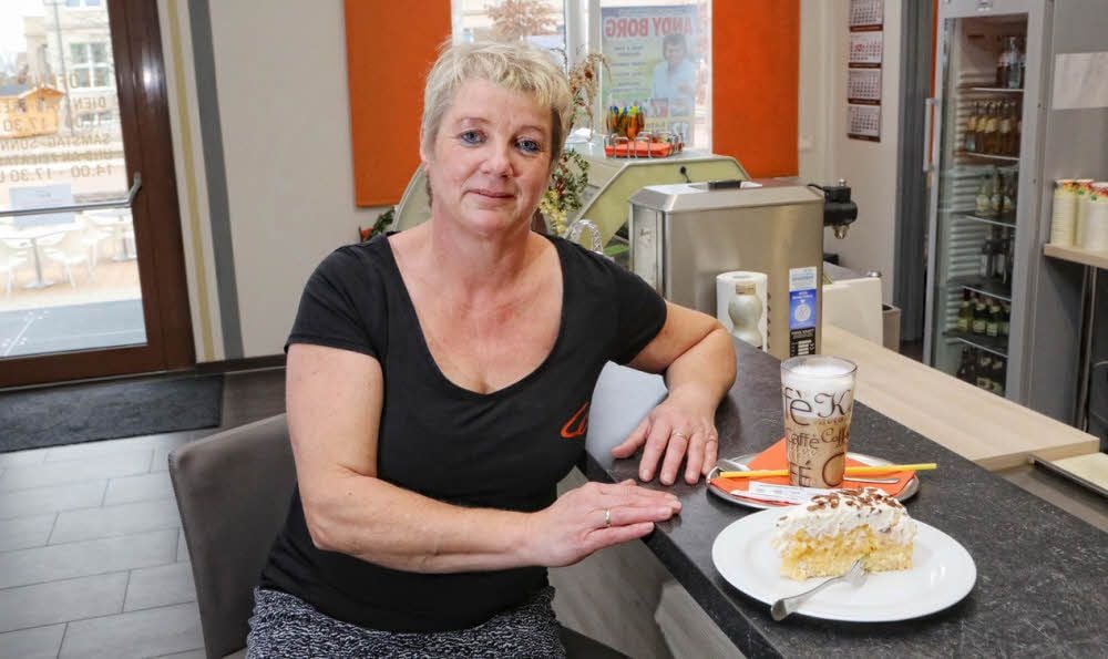 Kerstin Fichtner und ihre Kolleginnen servieren im Wolfener „Campus Café“ auch hausgebackenen Kuchen.