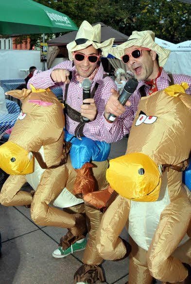 Die beiden „Knalltypen“ Kay und Klaas moderierten auf dem Oktoberfest.