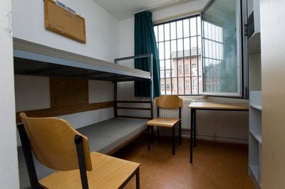 Ein leerer Haftraum des Fraungefängnisses der JVA Halle. (FOTO: DDP)