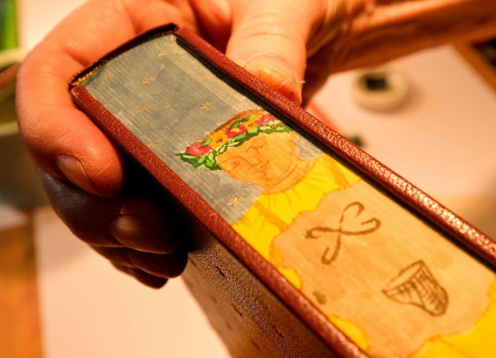 Der Buchschnitt des Goldenen Buches zeigt eine Halloren-Darstellung.