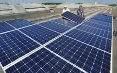 Fachkräfte für Solartechnik sind gefragt: In den vergangenen drei Jahren hat sich die Zahl der Beschäftigten in der Branche verdreifacht. (Foto: dpa)