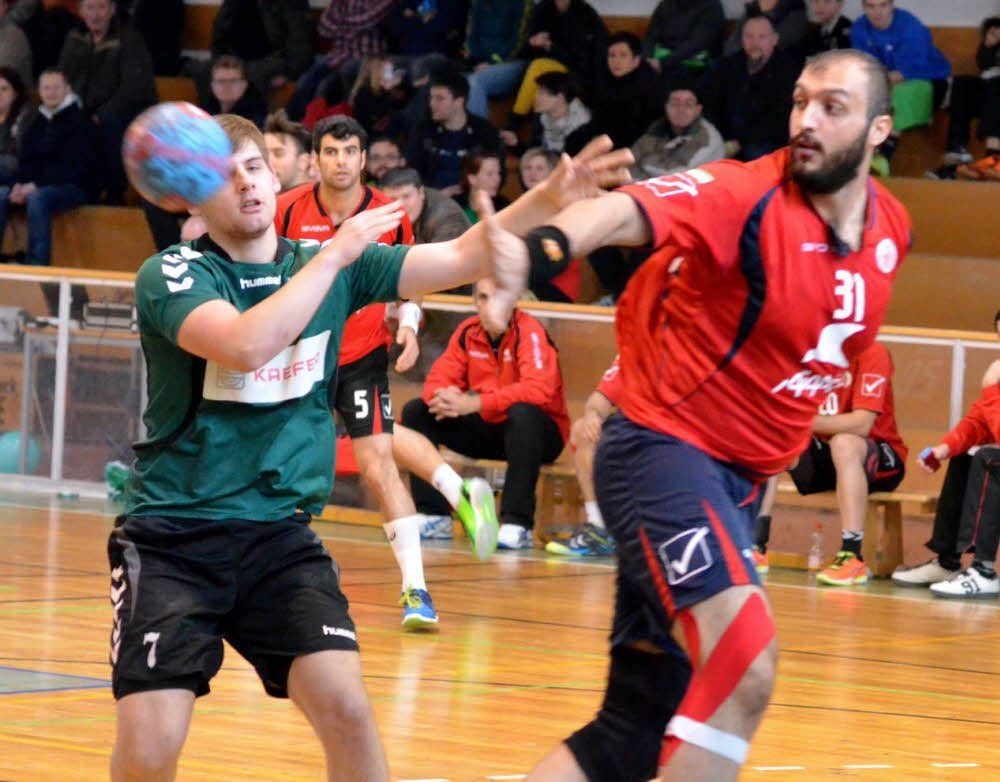 Der Fels in der Brandung: Irans Kreisläufer Erfun Saeidi. Er gewann mit seiner Mannschaft das Spiel gegen Verbandsligist SV Grün-Weiß Wittenberg 25:6 und das erste Turnier des VfB Zahna in der Stadthalle.