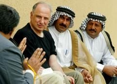 Archivbild vom 08.04.2003 zeigt den Vorsitzenden des oppositionellen Irakischen Nationalkongresses (INC) in London, Ahmed Chalabi (2.v.l.), im Gespräch mit nicht identifizierten Männern am 8. April 2003 nördlich von Nasirijah (Irak) in einem Camp der Free Iraqi Forces (FIF), geführt von US-Spezialeinheiten. (Foto: dpa)