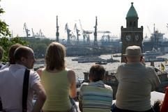 Besucher drängen sich am Freitag (05.05.2006) während des 817. Hafengeburtstags im Hamburger Hafen um die Landungsbrücken. (Foto: dpa)