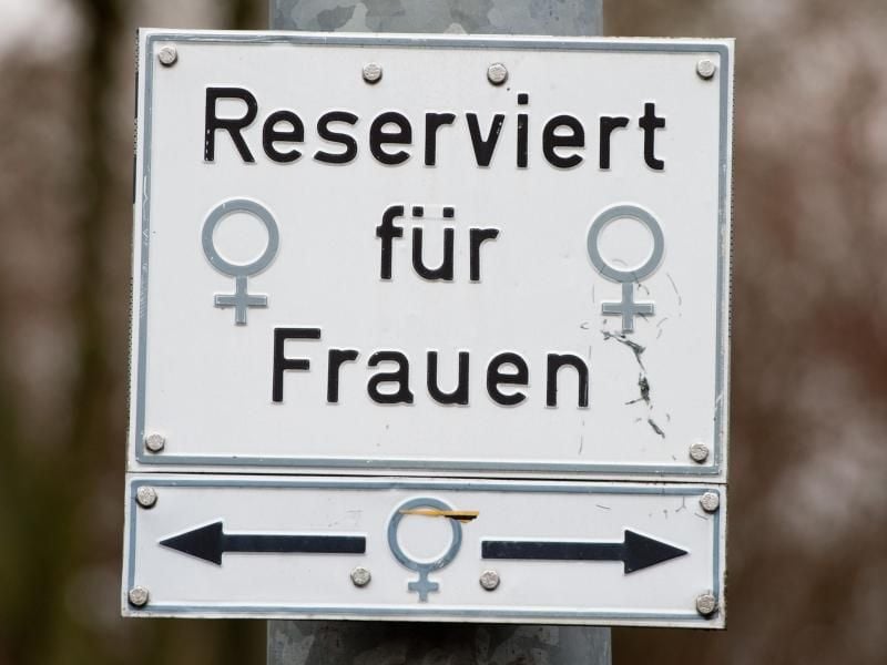 Nach der Straßenverkehrsordnung muss kein Fahrer mit einem Bußgeld rechnen, der sein Auto auf öffentlichen Parkplätzen in für Frauen reservierten Bereichen abstellt. Foto: Sebastian Kahnert