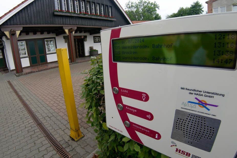 Auskunft in Echtzeit: Anzeigetafel am Bahnhof Westerntor.