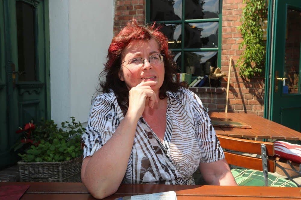 Sabine Gutjahr vor ihrem Gasthof „Zum Stern“: Auch sie hat alles verfolgt.