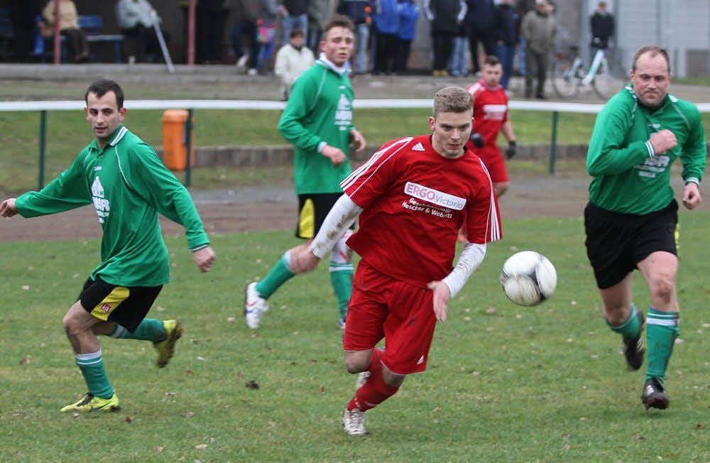 Der Riethnordhäuser Christian Bergmann (Mitte) zählte in der Hinrunde zu den besten Spielern der Kreisliga West.