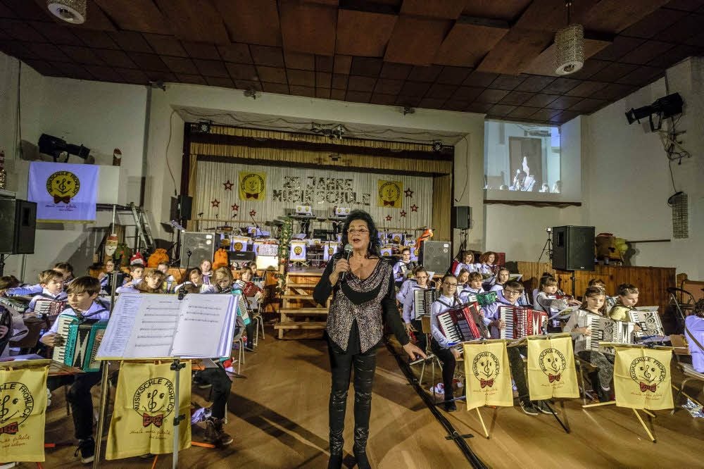 Maritta Lorenz (Mitte) leitete die Konzerte im Saal der Kemberger „Goldenen Weintraube“.