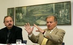 Der Maler und Grafiker Reinhard Minkewitz (l.) und der Schriftsteller Erich Loest diskutieren am Donnerstag (10.05.2007) in der Hotel-Galerie «Leipziger Hof» in Leipzig vor dem ersten ausgeführten Entwurf des Gemäldes «Aufrecht stehen». (Foto: dpa)