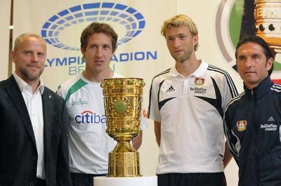 Trainer Thomas Schaaf und Spieler Frank Baumann vom Bundesliga-Fußballverein Werder Bremen sowie Simon Rolfes und Trainer Bruno Labbadia von Bayer Leverkusen (l-r). (FOTO: DPA)