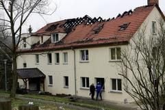 Aus noch unbekannter Ursache ist dieses Kinder- und Jugendheim in Tröbnitz (Saale-Holzland-Kreis) in der Nacht zum Donnerstag (08.02.2007) in Brand geraten. (Foto: dpa)