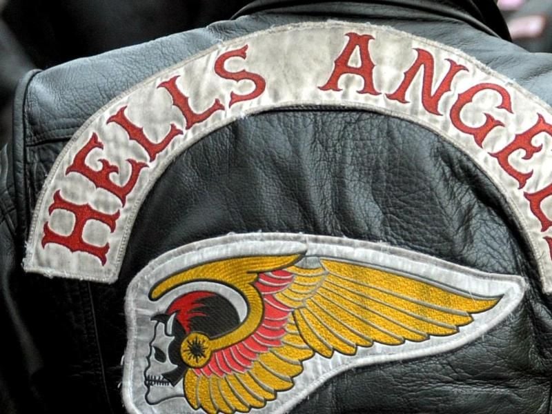 Ein Mitglied der Hells Angels trägt eine Lederjacke. Foto: Ronald Wittek/Archiv