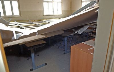 Ein Bild des verhinderten Schreckens: Eine 50 Quadratmeter große Gipskartonkonstruktionn ist in einem Klassenzimmer der Kooperativen Gesamtschule «Ulrich von Hutten» herabgestürzt. (Foto: Jan Möbius)