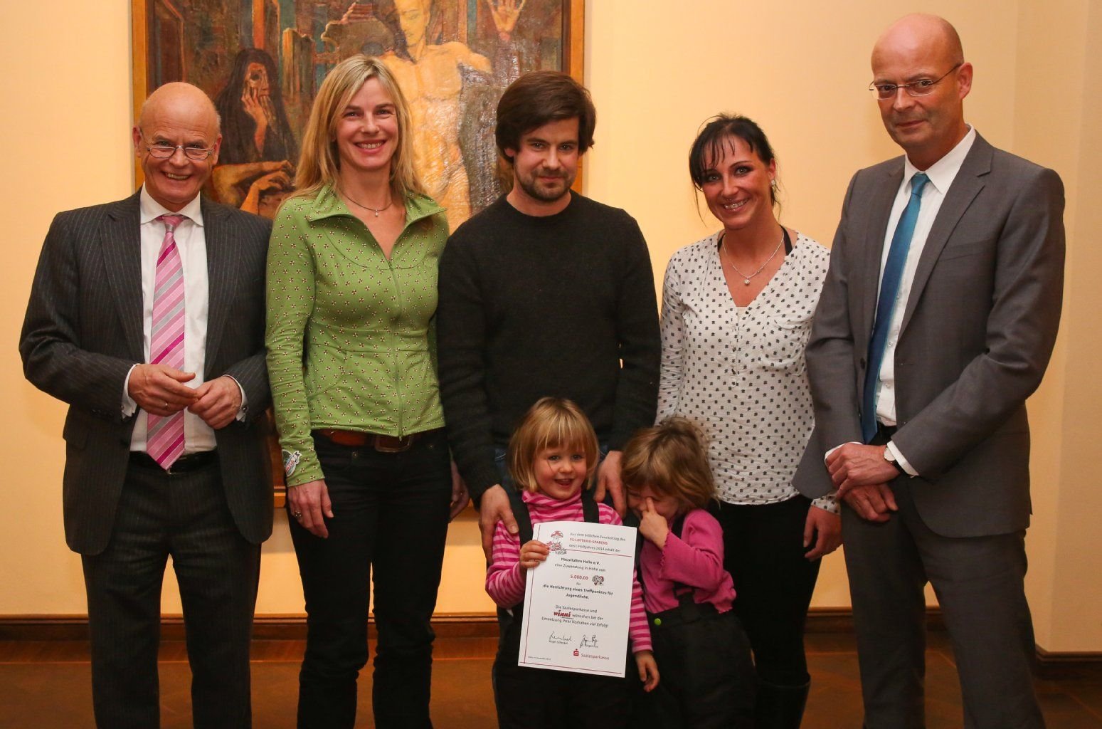5.000 Euro aus der PS Lotterie hat am Montag im Kunstforum der Verein Haushalten Halle für die Herrichtung eines Treffpunkts für Jugendliche erhalten.